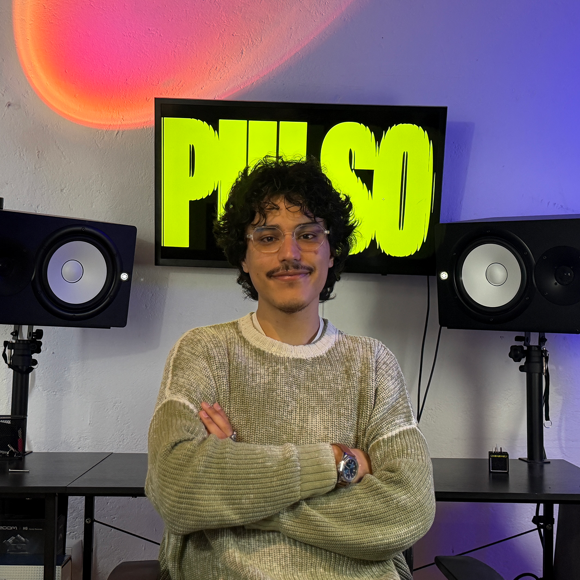 Emilio Issa se especializa en composición, producción musical y procesos creativos.